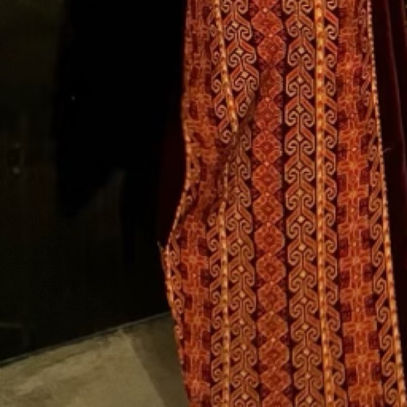 THOBE Beautiful Palestinian tatreez on light weight velvet - Picture 4 of 5